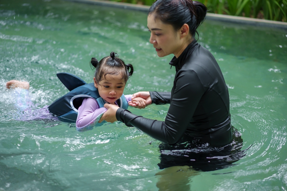 Manfaat Berenang untuk Anak dan Tips Aman Melakukannya