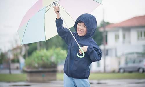 Rahasia Menjaga Kesehatan Anak Saat Musim Hujan