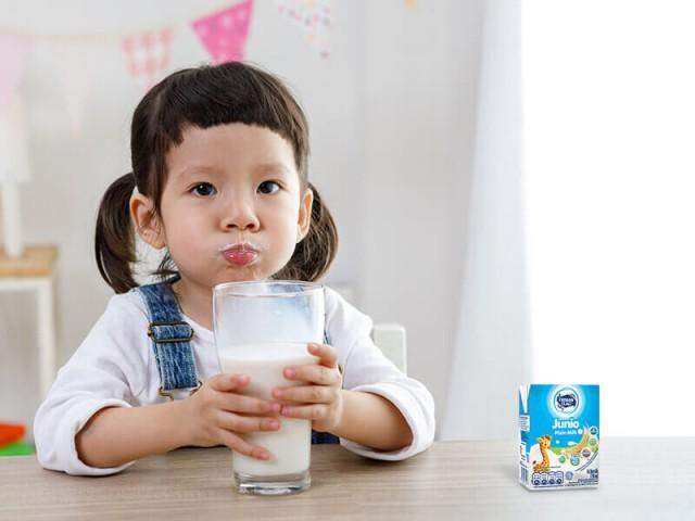 3 Tips Agar Anak Mau Minum Susu dengan Mudah