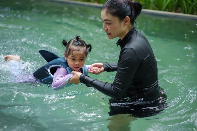 Manfaat Berenang untuk Anak dan Tips Aman Melakukannya