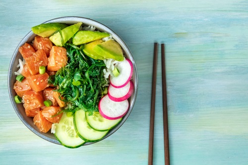 Resep Jajanan Kekinian yang Sehat Salmon Poke Bowl - Frisian Flag