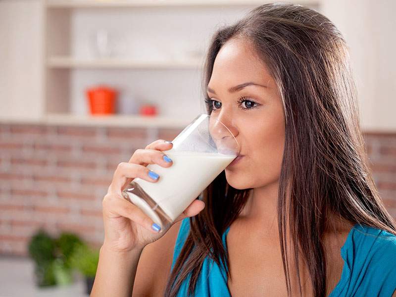 Ketahui Waktu Terbaik Minum Susu saat Setelah Makan Malam